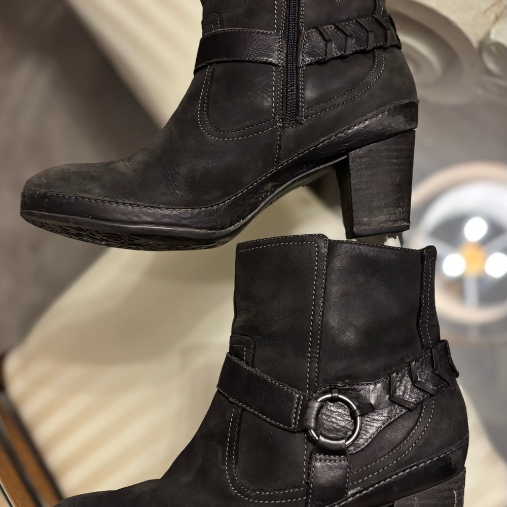 Clark’s Stylish Black Suede Ankle Boots Size 9.5